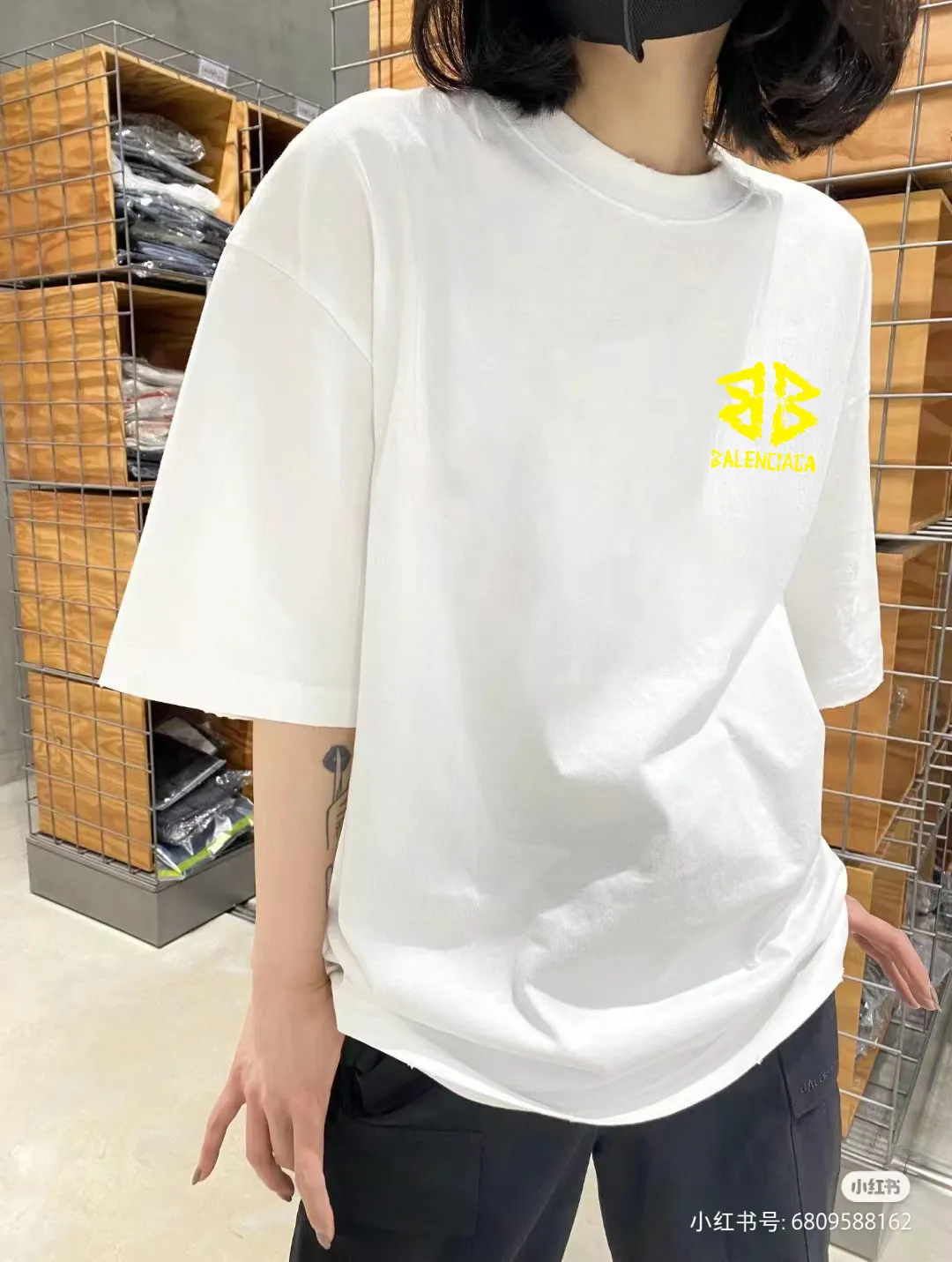 P80✨🔥 BALENCIAGA Paris lettering printed short-sleeved T-shirt. Custom-woven and dyed 300 grams of combed cotton heavyweight fabric. Zero color difference in threads. Perfect details. Different from the current currency version. Welcome to compare. Same Style for men and women. Must-sell in the picture above. Color: White Black Size: 1 2 3 4